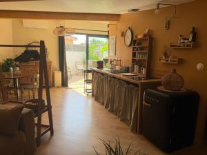 a kitchen with a counter and a bar with a table at Studio Cosy in Castanet-Tolosan