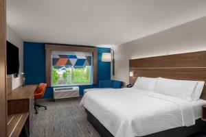 a hotel room with a bed and a window at Holiday Inn Express & Suites Salem North - Keizer by IHG in Keizer