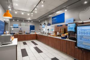 a fast food restaurant with a counter and a food court at Holiday Inn Express & Suites Salem North - Keizer by IHG in Keizer