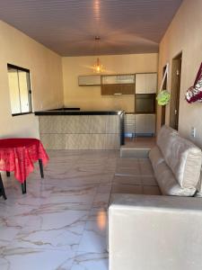 a living room with a couch and a table at Casa vini in Viçosa do Ceará