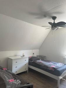 a bedroom with a bed and a ceiling fan at Stadtmitte Kitzingen in Kitzingen