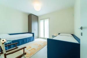 a bedroom with two beds and a window at Cozy Villa with Pool in Como