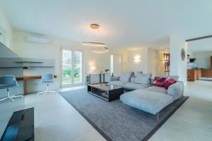 a living room with a couch and a table at Cozy Villa with Pool in Como