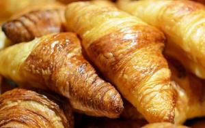a pile of croissants and croissantsuggest at LEHOUCK kamers ontbijt in Koksijde