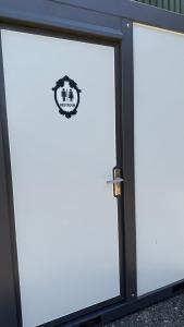 eine Tür mit einem Aufkleber an der Seite in der Unterkunft Tinyhouse De Einder in Pieterburen + 4 Fotos