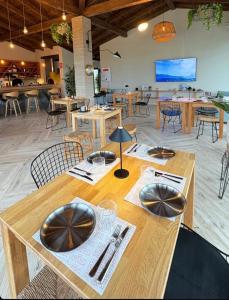 a dining room with tables and chairs and a large room with tables at Langre Homely Rooms in Galizano