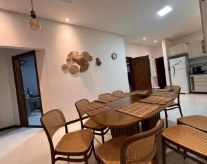 a kitchen and dining room with a table and chairs at Casa inteira com Piscina - 3 Quartos - Área Gourmet - 5 min da Praia in Prado