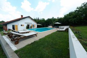 a backyard with a swimming pool and a house at Casa Al Tramonto in Brestovi