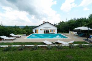 a house with a swimming pool in a yard at Casa Al Tramonto in Brestovi