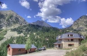 a house in the middle of a mountain at Setcases-Vallter hostal Mitja Pensió 2 in Setcases