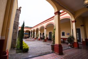 an empty courtyard of a building with plants and trees at Kali Doña Tere in Acámbaro