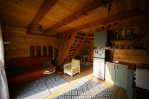 a kitchen and living room of a log cabin at Planinska kuća Isiteo in Kremna