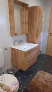 a bathroom with a sink and a toilet at Gästezimmer Heinebach in Alheim