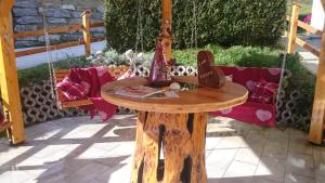 LiebenfelsにあるERLEBNISBAUERNHOF Steinerhof in Kärntenの木製のテーブルと庭のブランコ