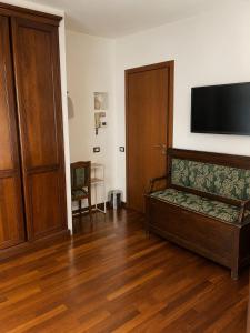 a room with a bed and a flat screen tv at Villa Vinea Prisca B&B - Bergamo Hill in Cenate Sotto