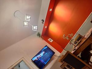 Draufsicht auf ein Wohnzimmer mit Flachbildfernseher in der Unterkunft LÜr4 in Río Cuarto