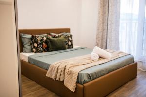 a mirror reflection of a bed in a bedroom at Seyra Olive Studio in Ştefăneştii de Sus