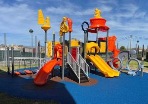 a childrens playground with a slide and a play structure at Apartmento El Descanso in Rincón de Soto