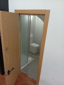 a bathroom with a glass door with a toilet at Apartmento El Descanso in Rincón de Soto +3 photos