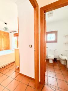 a bathroom with a toilet and a bath tub at Casa luminosa con encanto in Vélez-Rubio +20 photos