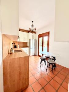 a kitchen with a table and some chairs and a table at Casa luminosa con encanto in Vélez-Rubio