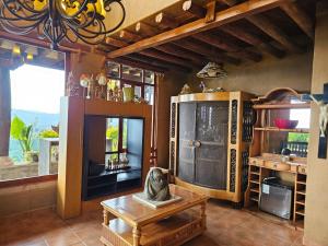 ein Wohnzimmer mit einem Tisch und einem großen Fenster in der Unterkunft Eco Hotel Ixhi in Pátzcuaro