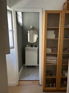 a bathroom with a mirror and a sink at La Maisonnette in Nîmes