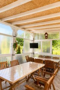 a dining room with a table and chairs at Lola Guest House in Vusanje