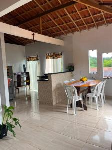 a kitchen and dining room with a table and chairs at Aconchego Da Serra in Triunfo