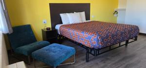 a hotel room with a bed and two chairs at Grapevine Inn in Lodi