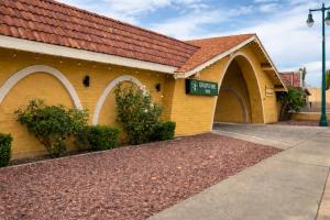 a yellow building with a street sign on it at Grapevine Inn in Lodi