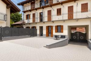 an empty courtyard in front of a building at Il Rustico Romantic Suite e Sauna in Ciriè