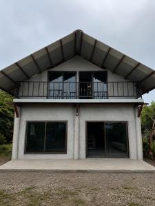a building with a balcony on top of it at Doña Eneida Cabin in Soná