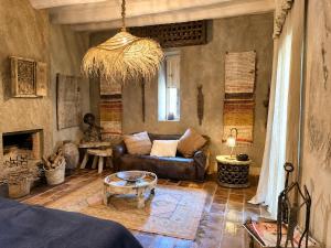 a living room with a couch and a chandelier at Riad chama in Taroudant