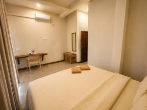 a bedroom with a bed and a desk in it at Ella Brown House in Ella
