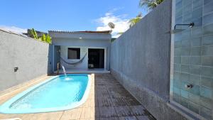 a swimming pool in the backyard of a house at Casa com 3 suítes e piscina privativa no centro de Maragogi perto da praia in Maragogi
