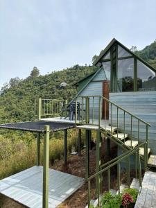 a house with a ramp and a building at La Photinia in Villamaría