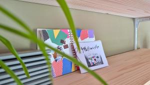 ein Buch, das auf einem Tisch in einem Zimmer liegt in der Unterkunft michikusha in Maniwa