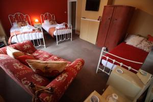 a living room with a couch and two beds at The Old Bear Inn in Cricklade