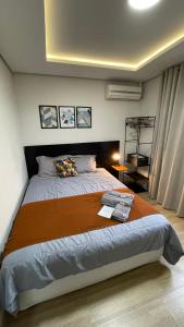 a bedroom with a large bed in a room at Villa Serena Garden - Quarto Cama Queen - Banheiro Compartilhado in Cascavel