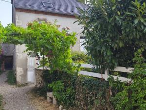 a white house with a fence and some plants at Ferme bourbonnaise rénovée avec jardin, animaux admis - FR-1-489-295 in Bransat