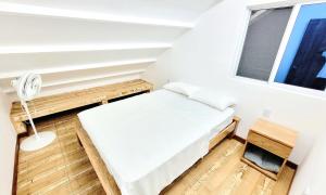 a small bedroom with a bed and a window at Posada Campestre en Doradal in Puerto Triunfo +25 photos