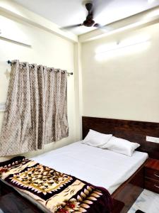 a bedroom with a bed and a window at Hotel Sada Shiv Inn in Deoghar +16 photos