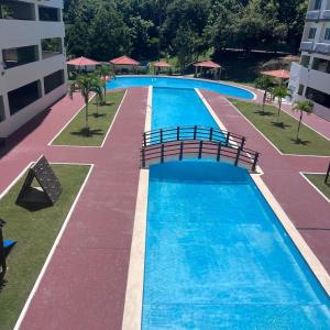 an overhead view of a large swimming pool with benches at Apartamento Ocean View in La Chumicosa