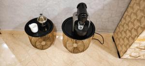 two tables with a blow dryer on top of a floor at Appartement Spacieux 2 Chambres avec vue sur le jardin - Taroudant in Taroudant
