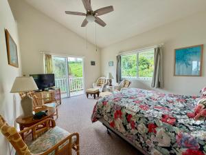 a bedroom with a bed with a floral bedspread at Bears' Place Guest House in Kailua-Kona