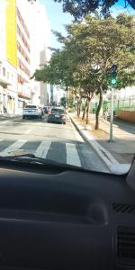 a view from a car windshield of a street with cars at Rede Quartos in São Paulo
