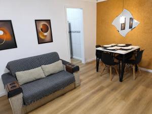 a living room with a couch and a table at Apartamento 2 dorms próximo a UFABC e CPTM in Santo André