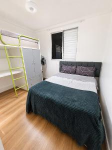 a bedroom with a bed and bunk beds in it at Apartamento 2 dorms próximo a UFABC e CPTM in Santo André +21 photos