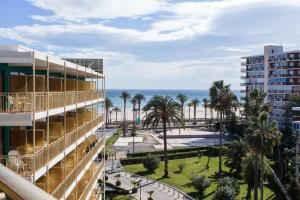 アリカンテにあるHotel Almiranteの建物のバルコニーから海の景色を望めます。